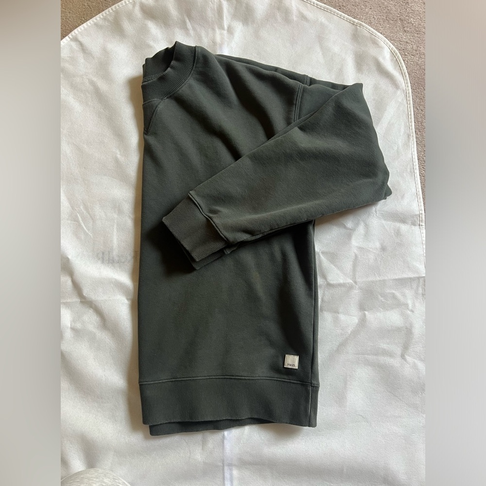 Vuori Sedona Crew in color Aspen (dark green)